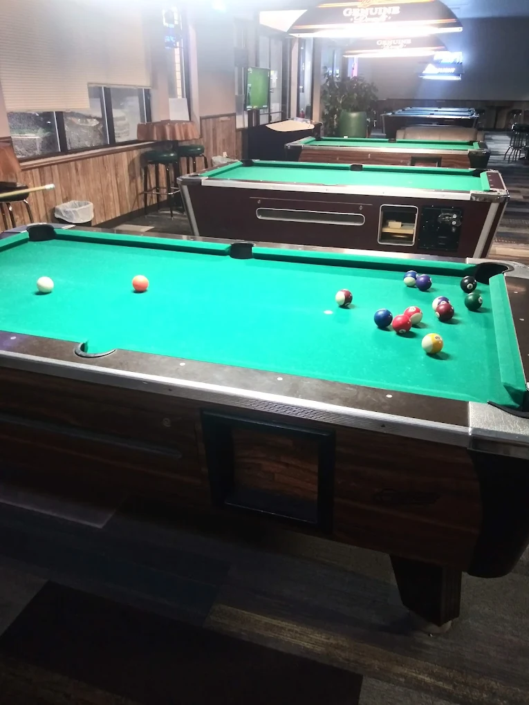 Que Ball Sports Bar and Billiards pool hall exterior/interior
