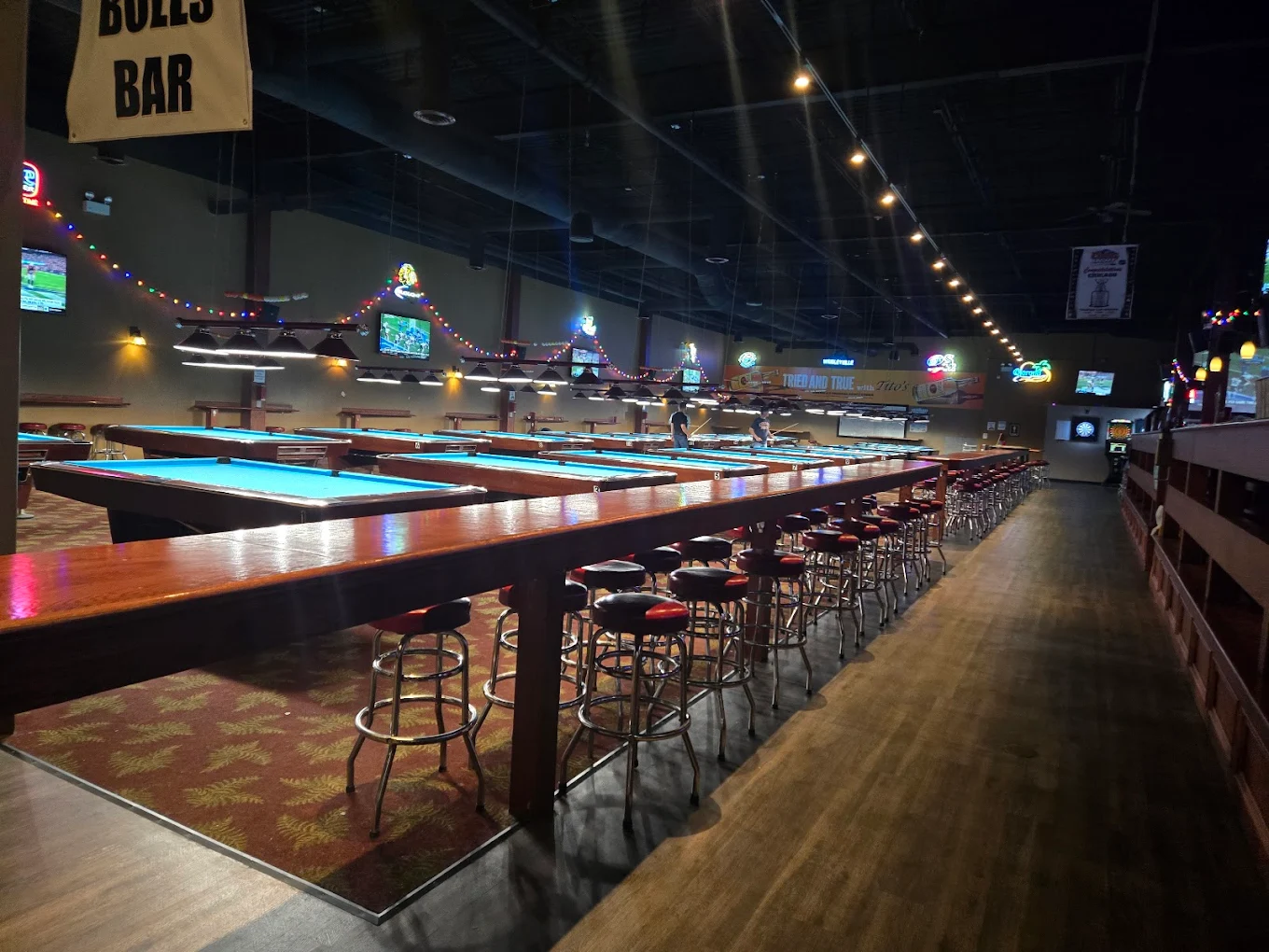 Pyramid Sports Bar & Pizzeria pool hall exterior/interior