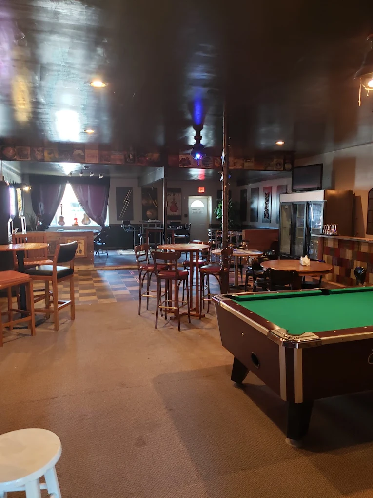 Knuckleheads Bar & Grill pool hall exterior/interior