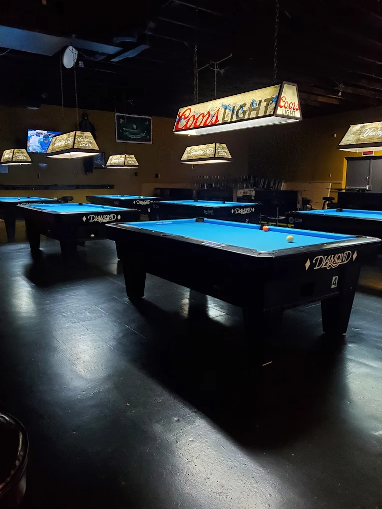 Pocketz Bar pool hall exterior/interior
