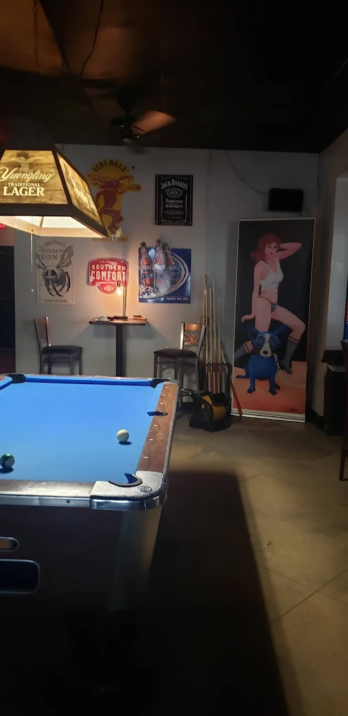 Plantation Pub pool hall exterior/interior