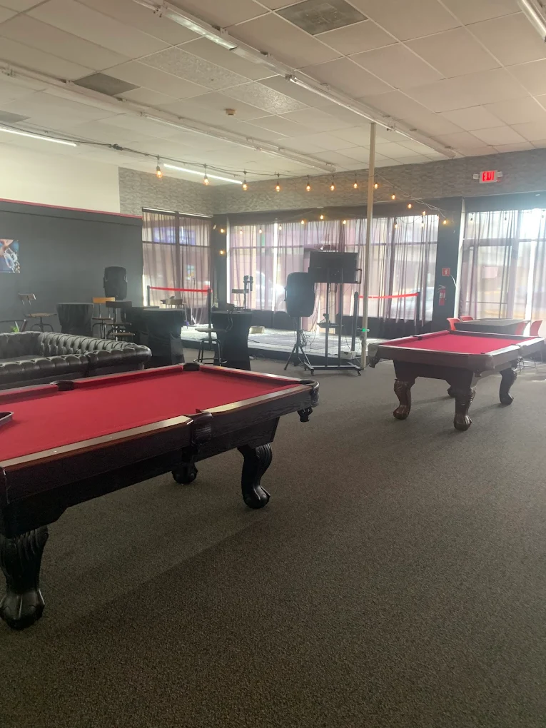 Roberson's Fun Center pool hall exterior/interior