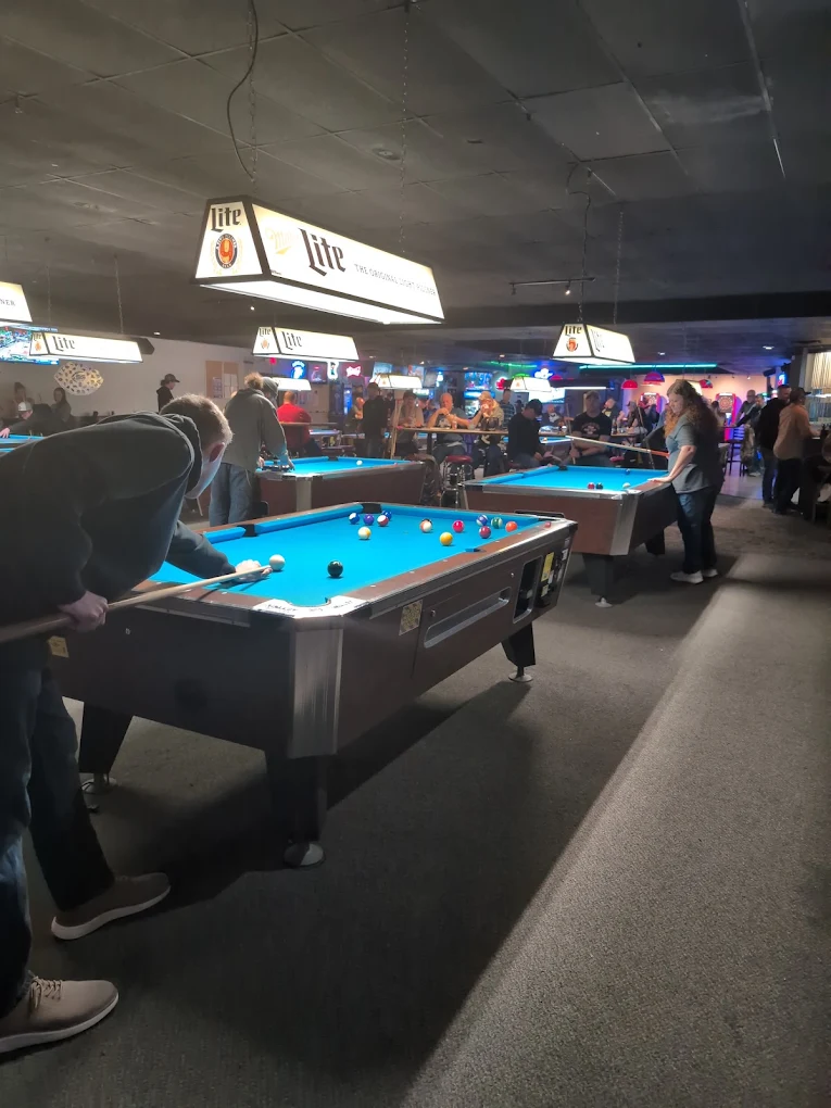 Duck's Sports Bar & Grill pool hall exterior/interior