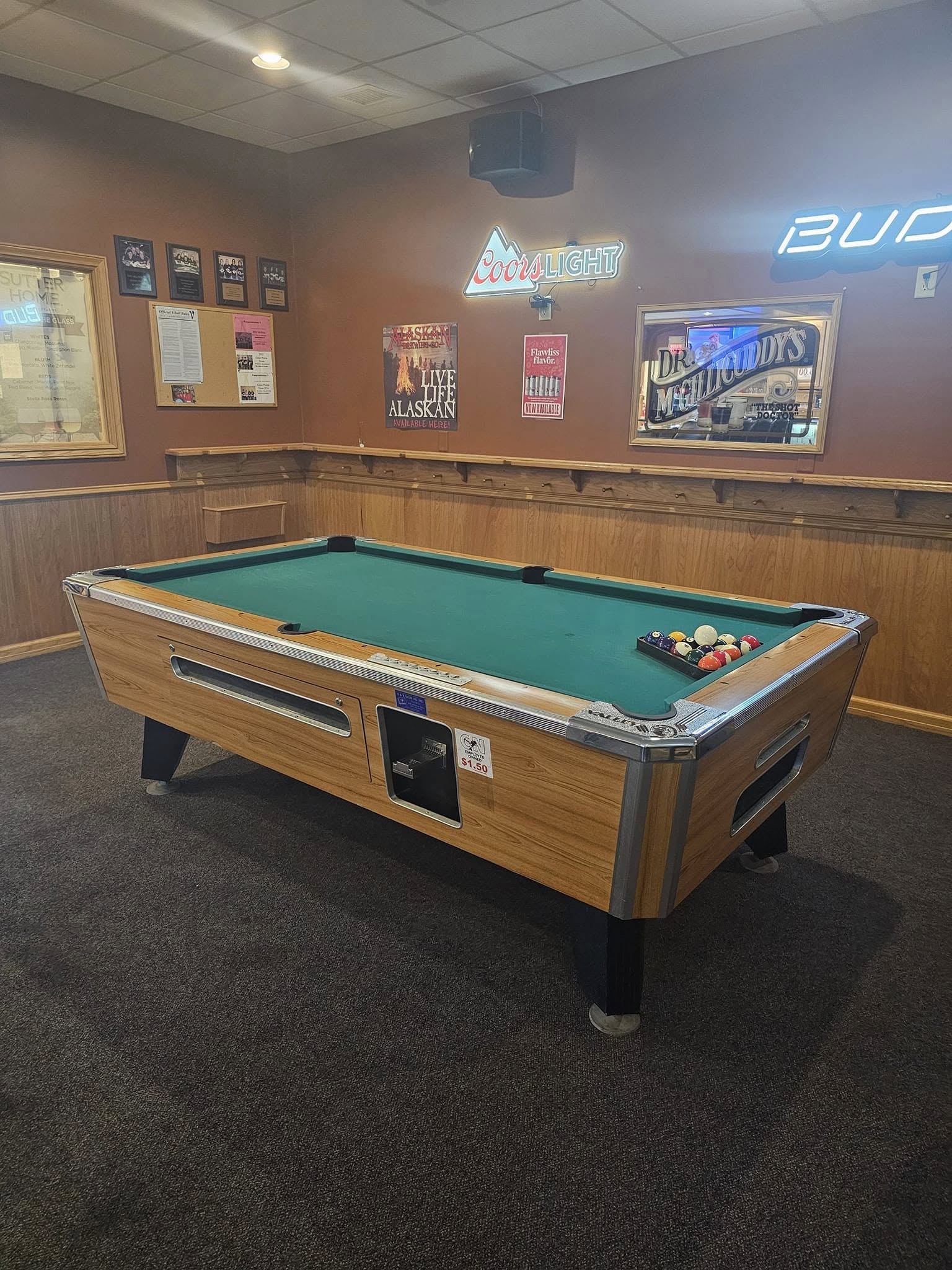 Walnut Grove Bar & Grill pool hall exterior/interior