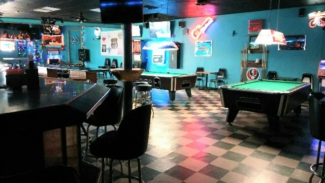 Mr. Big Shots pool hall exterior/interior