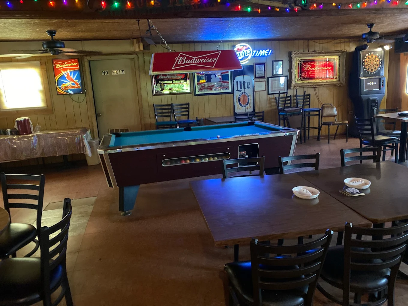 Ron's Place pool hall exterior/interior