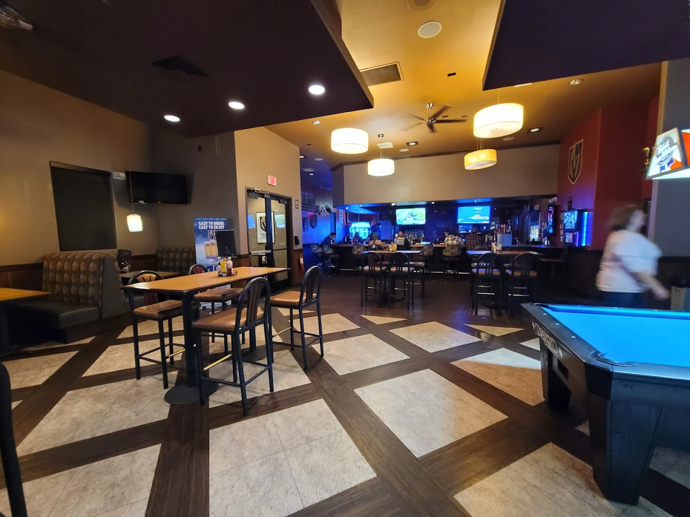 Putter's Bar and Grill pool hall exterior/interior