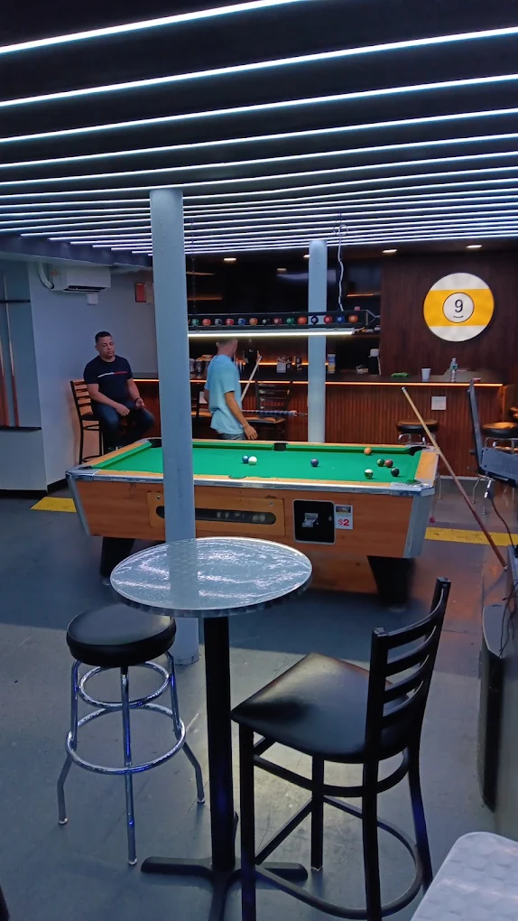 La Maravilla pool hall exterior/interior