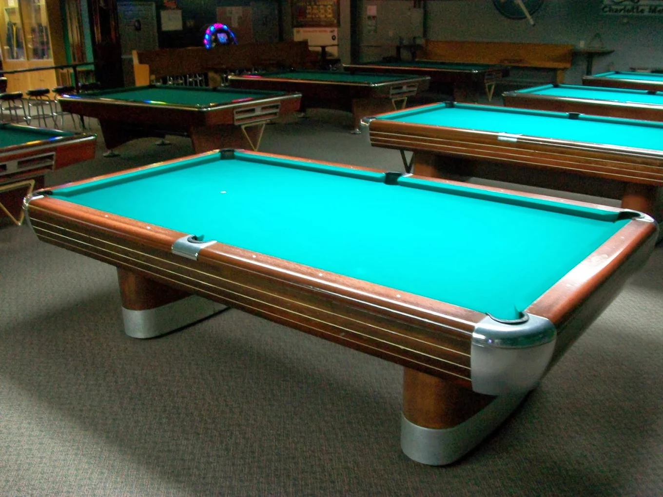 The Smokin' Cue pool hall exterior/interior