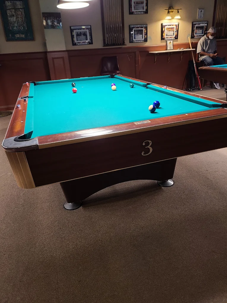 Rack'em Pub & Billiards pool hall exterior/interior