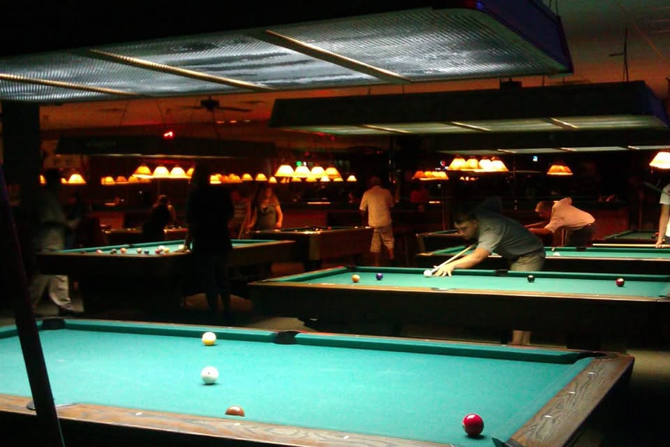 Rack'M Pub and Billiards pool hall exterior/interior