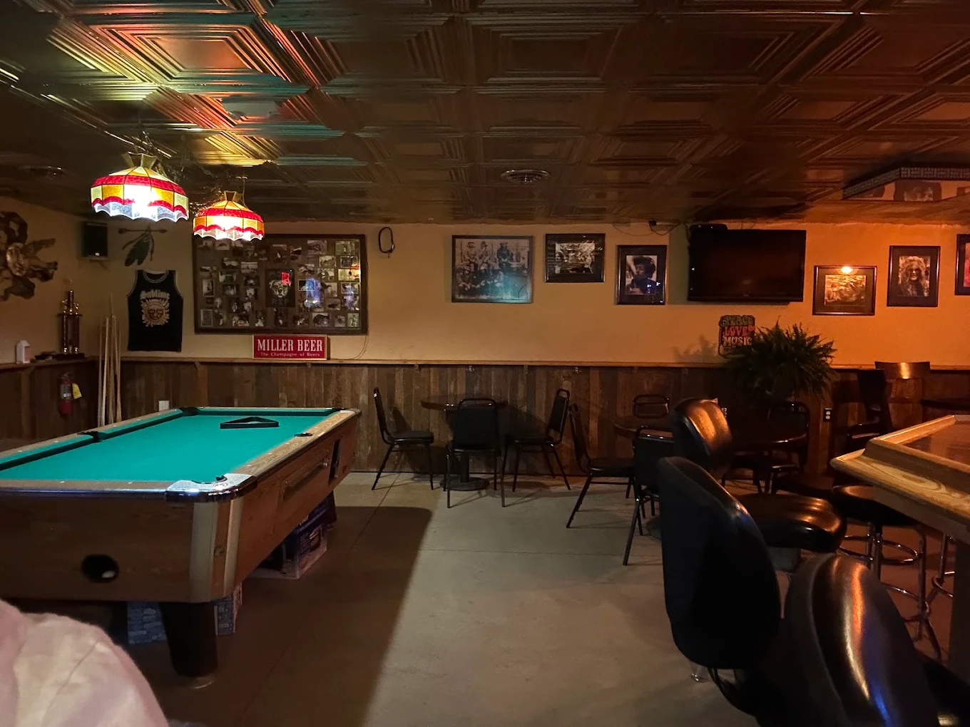 Mo's Bunker Bar pool hall exterior/interior
